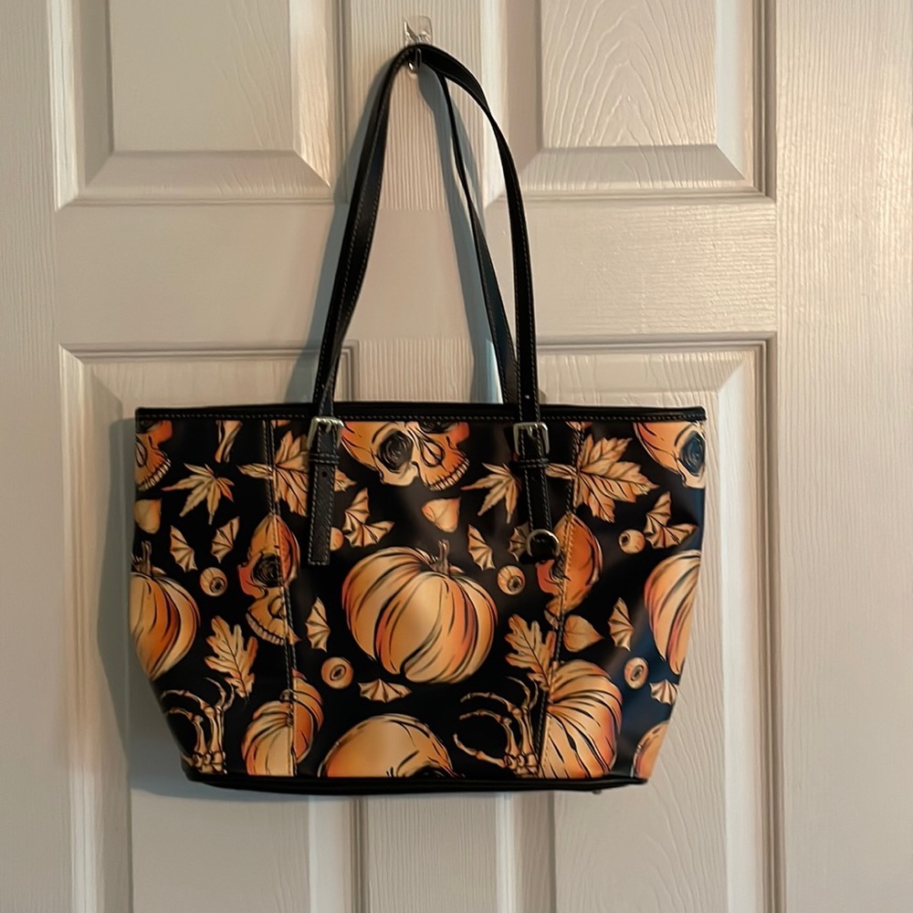 Like new Halloween skull, pumpkin & bat eye purse.